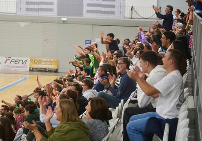 Seniores com sexta vitória em seis jogos assumem liderança do campeonato