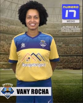 Futebol | Seniores Femininos | Vany Rocha renovou com o representar o Almada AC