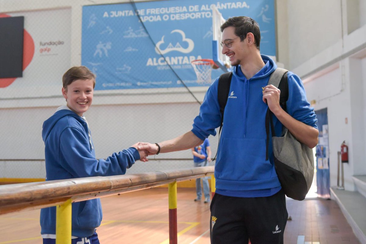 Tomás acompanha a equipa de Basquetebol