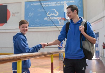 Tomás acompanha a equipa de Basquetebol
