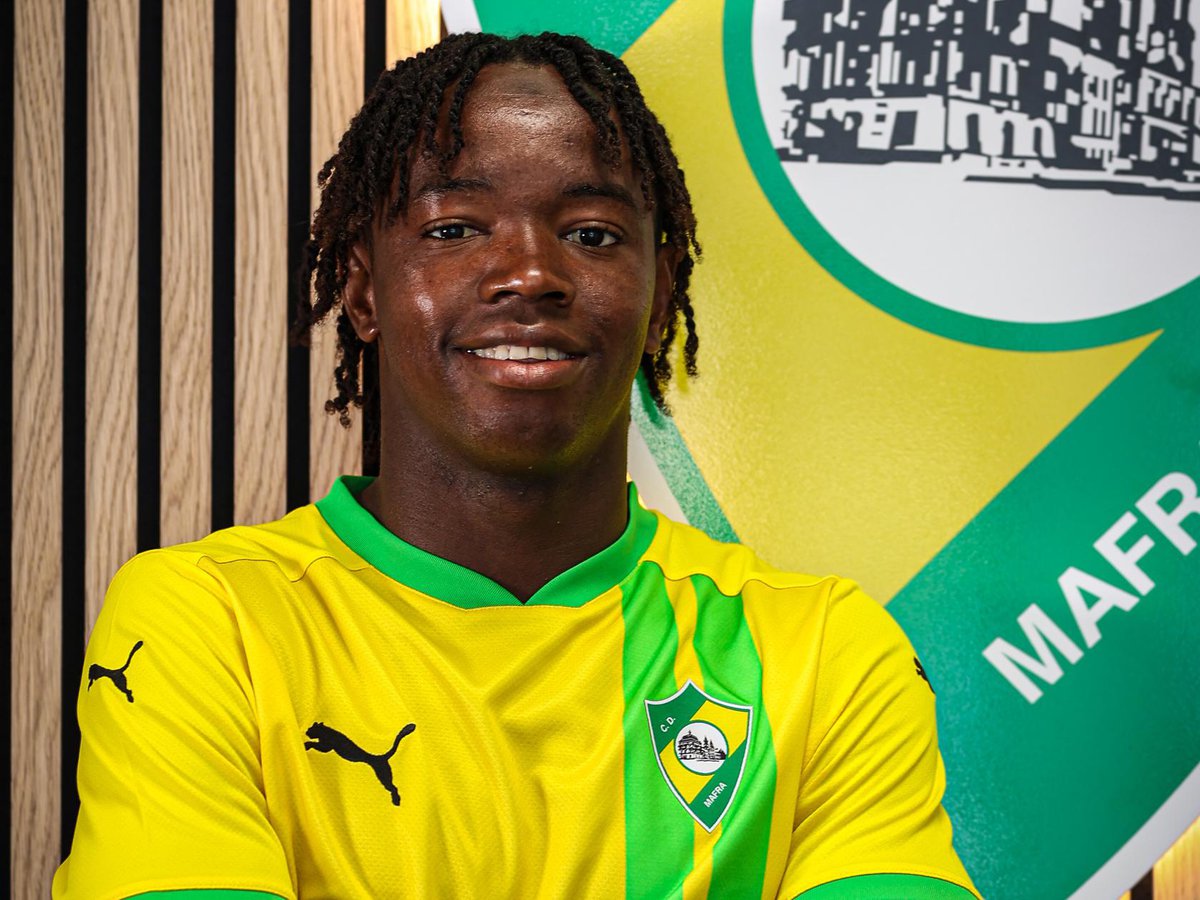 Jovem de 17 anos assina contrato profissional