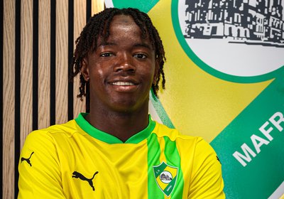 Jovem de 17 anos assina contrato profissional