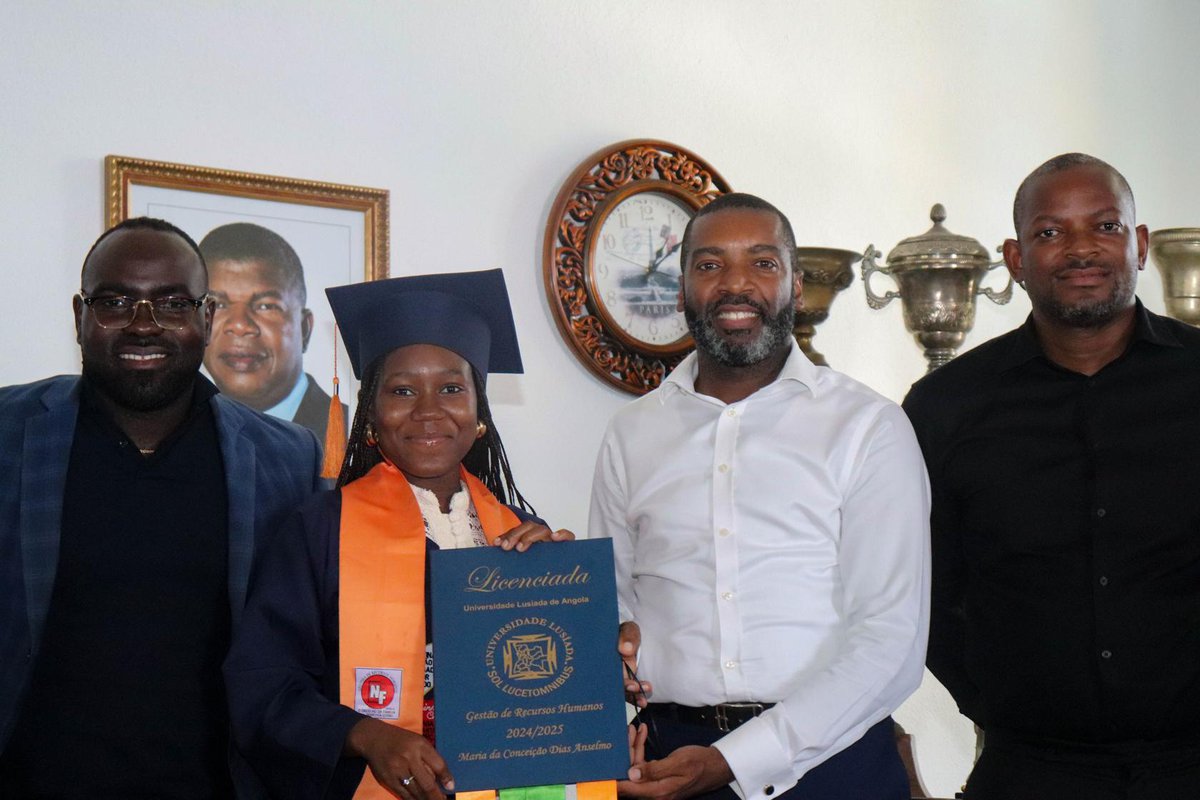Maria Anselmo apresenta Diploma de Licenciatura à Direcção do Clube
