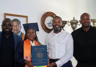 Maria Anselmo apresenta Diploma de Licenciatura à Direcção do Clube