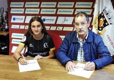 Francisca Gomes assina contrato de formação