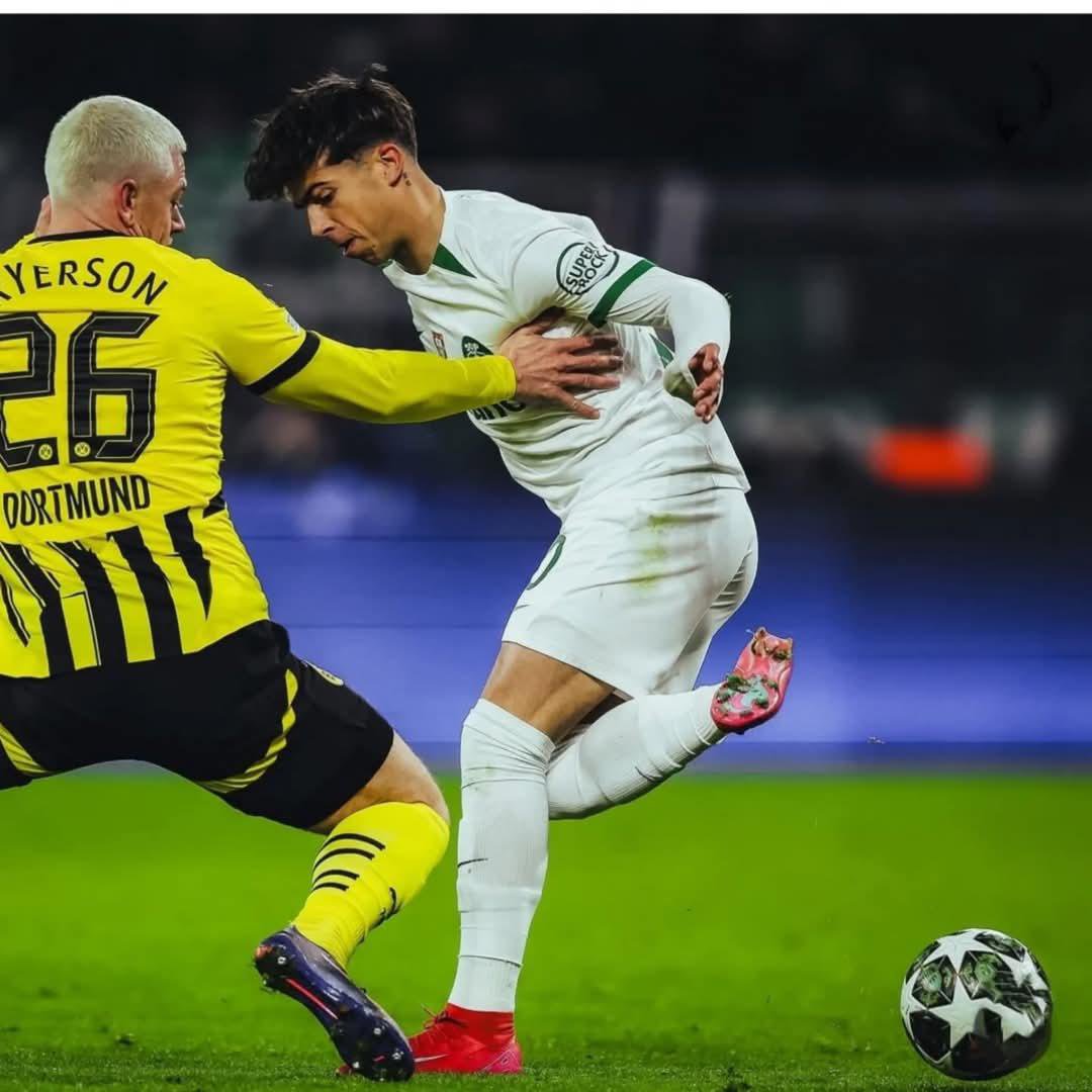 Estreia na UEFA CHAMPIONS LEAGUE.