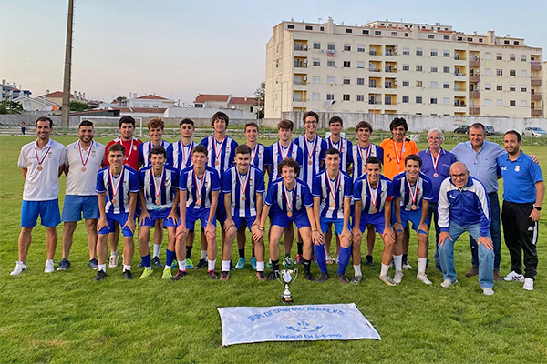 Juniores recebem medalhas e troféu