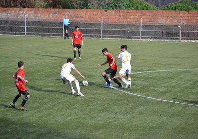Juvenis penalvenses com pé quente