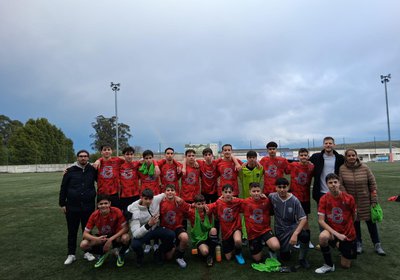 Vitória juvenil em carrossel de emoções