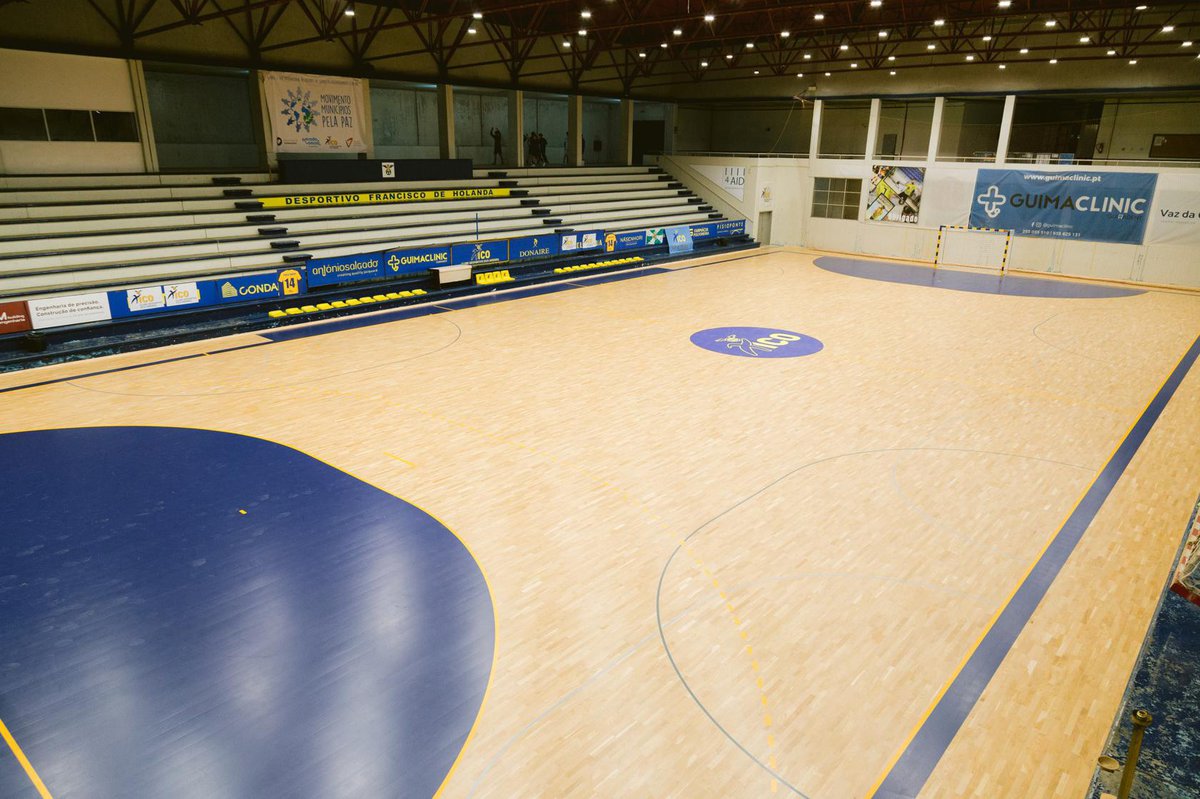 O Pavilhão Desportivo Francisco de Holanda tem um novo piso.